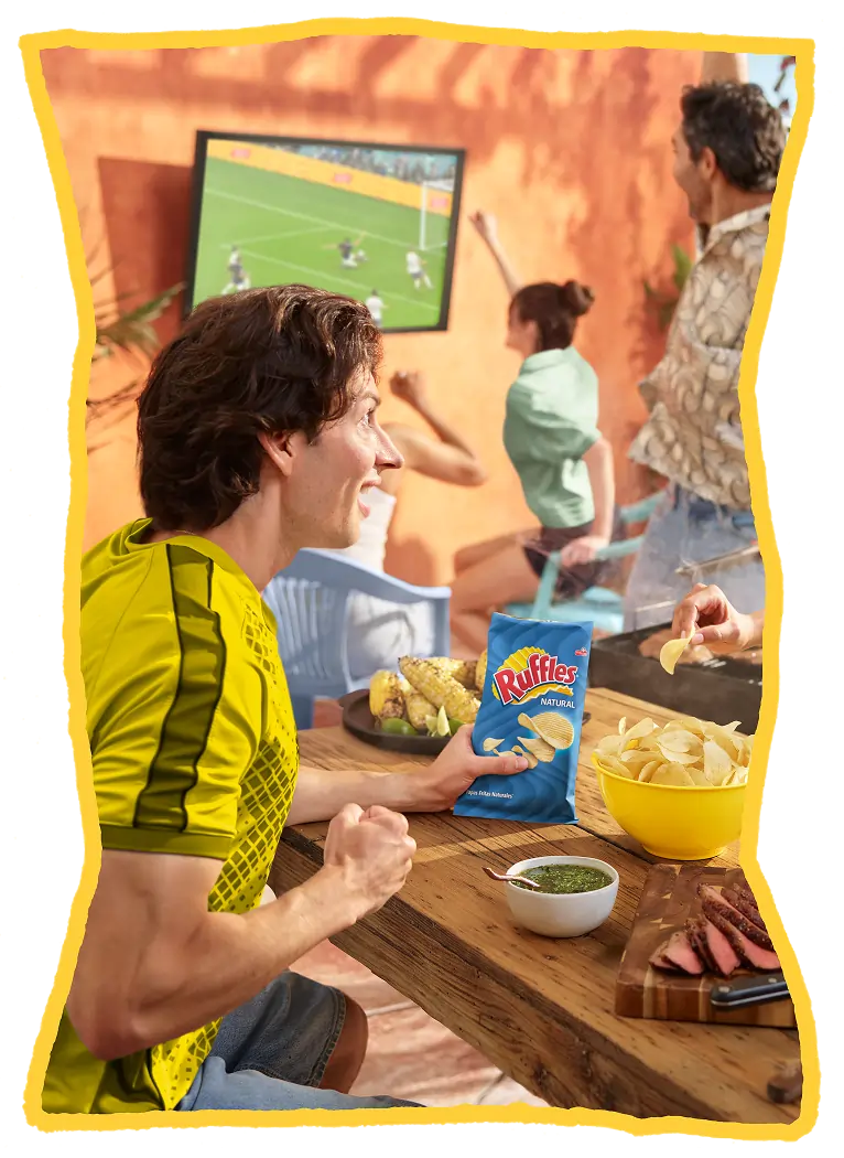 Mujer festejando con una bolsa de Lay's